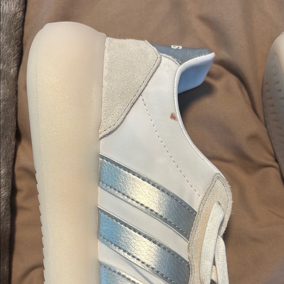 Adidas Barreda White and Silver Casual Shoes Size 8 W - Picture 3 of 5